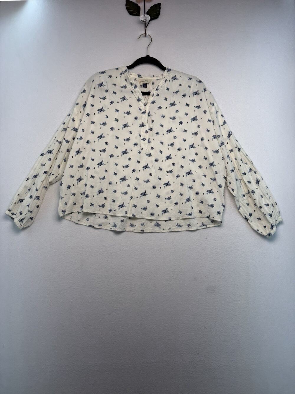 Universal Thread XS White Blue Floral Boho Oversized Western Peasant Blouse